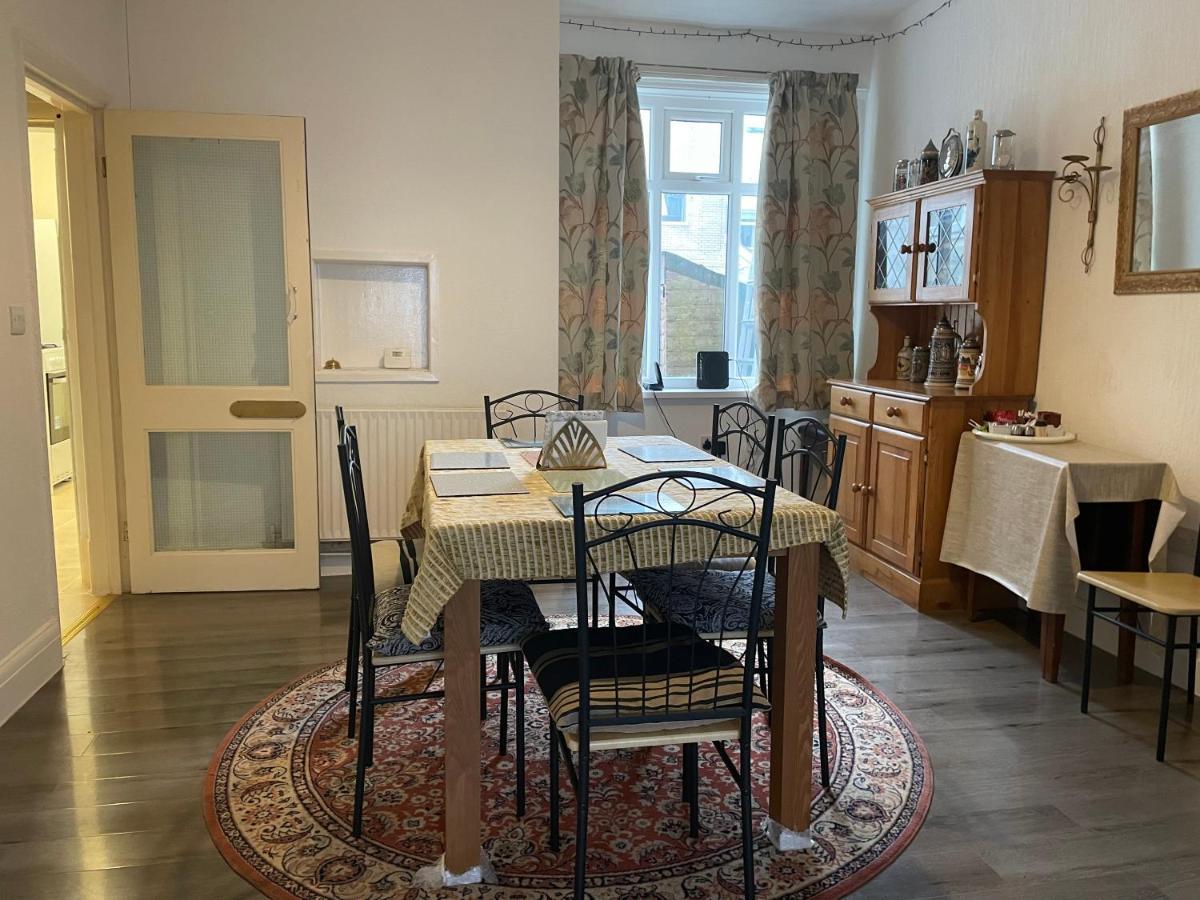 Renovated 4-Bed Home - Sleeps 9 - Parking - Spa 黑潭 外观 照片